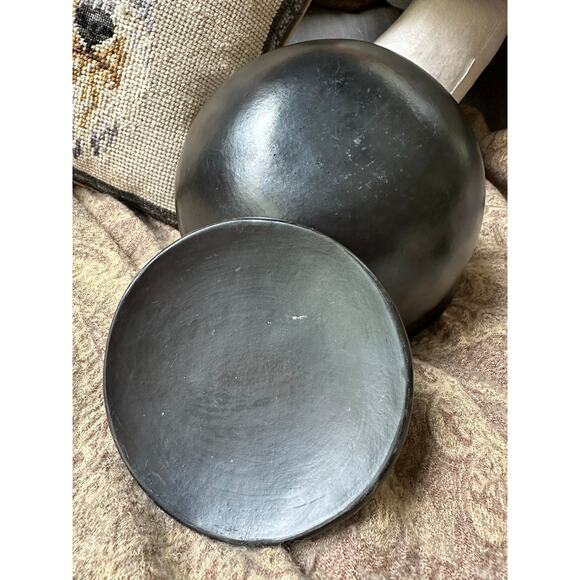 La Chamba black clay pot with lid - Picture 11 of 16